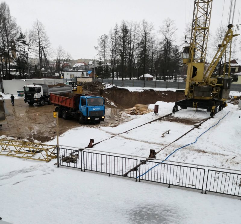 Mońki - prace budowlane zimą