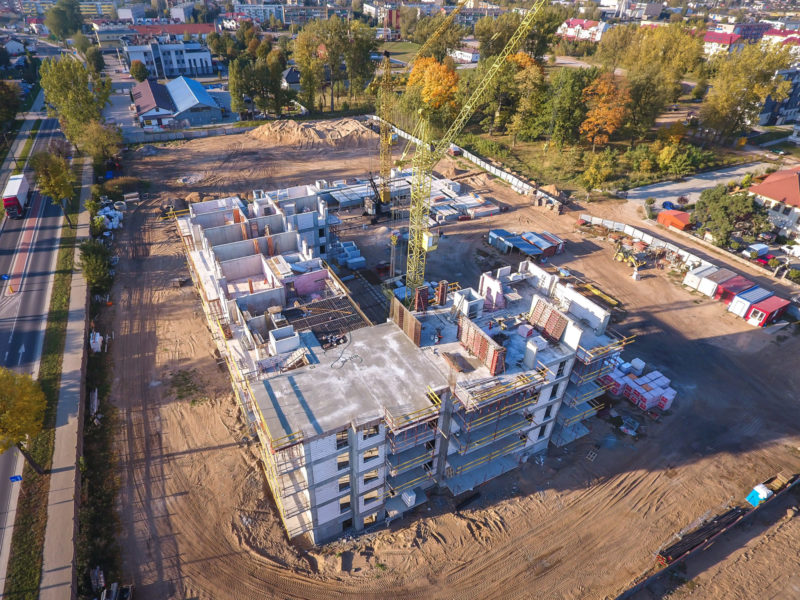 Dźwig otoczony blokami