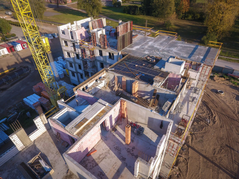 Wylewanie kondygnacji bloku w Grajewie